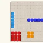 En fyrkantig spelbräda med färgglada block i rött, blått, orange och turkost placerade i ett rutnät