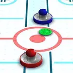 Två air hockey-spelare med röda och blå paddlar på ett spelbord med digitala poängtavlor och en grön puck i mitten
