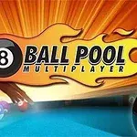 8 Ball Pool Multiplayer Texten 8 Ball Pool Multiplayer i flammande stil med en svart 8-ball och biljardbord i bakgrunden