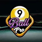 Ett stiliserat emblem med en gul-vit biljardboll nummer 9 och texten Ball Pro mot en mörk bakgrund med bilbordet i bakgrunden