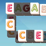 Bokstavsbrickor i olika färger arrangerade i ett mönster mot en blå bakgrund