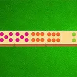 Domino-brickor med färgglada prickar på en grön bakgrund