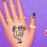 Två händer med färgglada naglar och smycken, en hand har en kalkontatuering på en lila bakgrund med små hjärtan