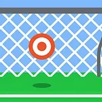 Fotbollsmål med ett rött målskott i mitten på en grön fotbollsplan