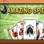 Texten Amazing Spider med två tecknade spindlar och en fläkt av spelkort på en grön bakgrund
