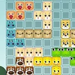 Ett pusselspel med olika djurformade block, inklusive grisar, hundar, grodor och katter, arrangerade på ett rutnät