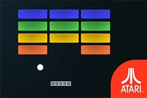 Färgglada block i blått, grönt och orange ovanför en vit boll och en rektangulär platta på svart bakgrund, med Atari-logotypen i nedre hörnet