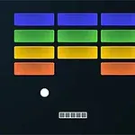 Färgglada block i blått, grönt och orange ovanför en vit boll och en rektangulär platta på svart bakgrund, med Atari-logotypen i nedre hörnet