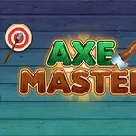 Texten Axe Master i grönt och brunt med två måltavlor med yxor på båda sidor, mot en blågrön träbakgrund