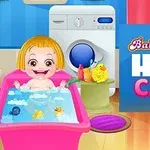 Liten flicka med blont hår badar i ett rosa badkar omgivet av badleksaker, med en tvättmaskin i bakgrunden
