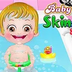 Ett glatt barn sitter i badkaret med en gul badanka och texten Baby Hazel Skin Care ovanför