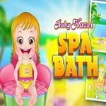 En tecknad bebis sitter glad i en rosa stol med två små bilder av lek och bad vid stranden och i badrummet i bakgrunden