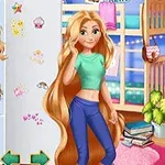 En tecknad figur med långt blont hår står i ett färgglatt rum bredvid en hylla med olika peruker
