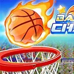 En flammande basketboll ovanför en korg med en folkmassa i bakgrunden