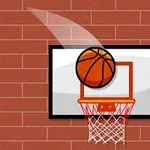 En basketboll är på väg mot en basketkorg framför en röd tegelvägg