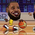 Två karikatyrfigurer spelar basket på en basketplan, båda med stora huvuden och uttrycksfulla ansikten, medan publiken syns i bakgrunden
