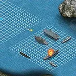 Två rutnät på havet med olika fartyg, ett av dem träffat av en explosion