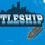 Blå bakgrund med silhuetten av ett slagskepp ovanför ordet BATTLESHIP och en illustration av en båt i det nedre högra hörnet