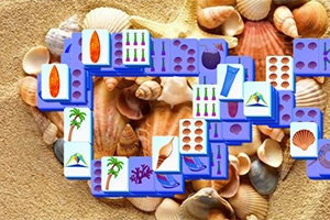 Brickor med olika strandmotiv placerade ovanpå sand och snäckor
