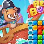 En tecknad björn med pirathatt på ett skepp bredvid ett rutnät av färgglada block och texten Bear Boom