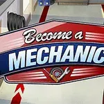 Tecknad bild av en mekaniker med ljust hår och röd jacka bredvid en skylt med texten Become a Mechanic i ett garage