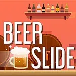 Ölglas med skum och tomt glas på en bardisk mot en orange bakgrund med hyllor av flaskor ovanför