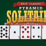 Texten Best Classic Pyramid Solitaire ovanför en rad spelkort med olika valörer mot en grön bakgrund
