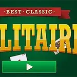 Gul text med ordet Solitaire och en grön spelknapp på en mörkgrön bakgrund med kortillustrationer