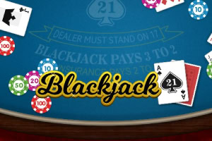 Spelbord med kort, spelmarker i olika färger och texten Blackjack mot en blå bakgrund