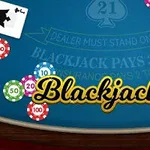 Spelbord med kort, spelmarker i olika färger och texten Blackjack mot en blå bakgrund
