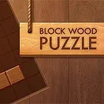Träplatta med pusselbitar i trä och en skylt med texten Block Wood Puzzle hängande ovanför