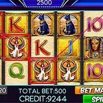 Slotmaskin med egyptiska symboler, inklusive katter, faraomask och bevingade figurer, samt knappar för insatser och spel