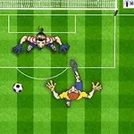 En målvakt i röd-vit randig tröja och blå handskar möter en anfallare i gul tröja nära målet med en fotboll framför dem på en grön fotbollsplan