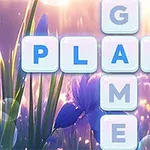 En handpekar på korsade bokstavsbrickor som bildar orden PLAY och GAME mot en bakgrund av lila blommor och mjukt ljus