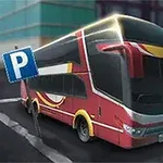 Röd tvåvåningsbuss som är parkerad vid en parkeringsplats i stadsmiljö med en blå P-skylt