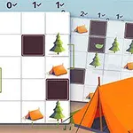Ett rutnät med tält och träd på en campingplats med en orange tält i förgrunden