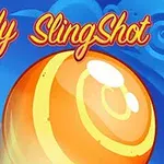 Tecknad bild med en stor, orange och gul randig godiskula mot en bakgrund av blå himmel och moln, med texten Candy SlingShot i överkant