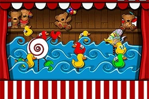 Ankspel med gummiankor i färgglada färger som flyter i blått vatten med nallebjörnar som priser i bakgrunden
