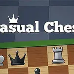 Texten Casual Chess i stora vita bokstäver ovanför en schackbräda med vita och svarta pjäser