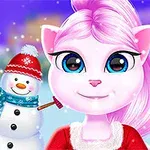 En tecknad rosa katt med blå ögon klädd i röd outfit, med en snögubbe och en pepparkaksgubbe i bakgrunden, omgiven av snöflingor