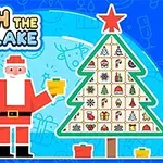 En tecknad bild av en jultomte med en present och en julgran dekorerad med symboler, mot en blå bakgrund med paket