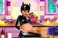 I Catwoman Pregnant följer du Catwomans äventyr som superhjälte på en