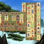 Mahjong-brickor med kinesiska tecken och symboler arrangerade i olika formationer mot en bakgrund av gröna träd och blå himmel