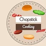 Illustration av en hamburgare under montering med bröd, sallad, tomat och köttbitar samt texten Chopstick Cooking