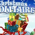 Skridsläde fylld med julklappar i ett snölandskap med en snögubbe i bakgrunden