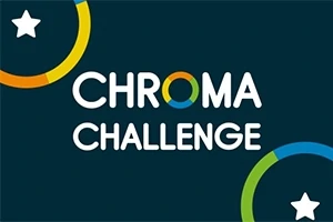 Texten Chroma Challenge i vitt mot en mörkblå bakgrund med färgglada runda element och vita stjärnor