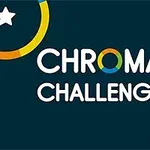 Texten Chroma Challenge i vitt mot en mörkblå bakgrund med färgglada runda element och vita stjärnor