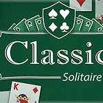 Texten Classic Solitaire i vita bokstäver mot en grön bakgrund med fyra kortsymboler och en rad spelkort