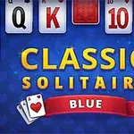 Texten Classic Solitaire Blue mot en blå bakgrund med spelkort runt om