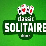 Texten Classic Solitaire Deluxe med fyra spelkort på en grön bakgrund